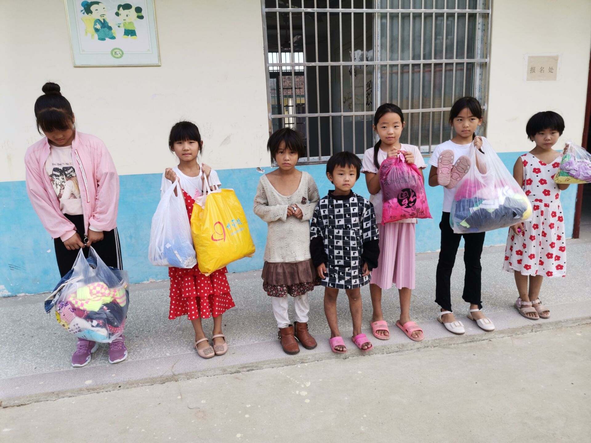 给韦寨镇闸口小学穷困留守儿童送衣服活动